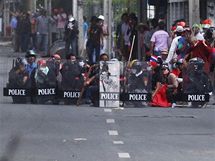 Thajt policist a vojci se stetli s demonstranty v ulicch Bangkoku (28. 4. 2010)