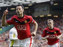 GLOV RADOST. Ryan Giggs z Manchesteru United oslavuje branku do st Tottenhamu, kterou poslal svj tm do veden. 