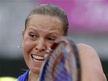 esk reprezentantka Lucie Hradeck bhem zpasu s Italkou Pennettaovou v rmci Fed Cupu.