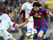 Barcelonsk superhvzda Lionel Messi se sna proniknout obranou Xerezu.