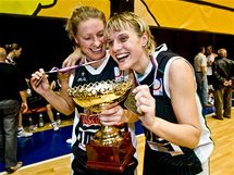 Basketbalistky Brna Zuzana irkov (vlevo) a Hana Horkov se raduj ze zisku mistrovskho titulu.
