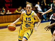Kateina Elhotov z USK Praha pronik obranou Frisca Brno ve finlovm utkn basketbalov ligy en.