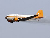 Lod a letadla se sna zastavit ropnou skvrnu v Mexickm zlivu (27. dubna 2010)