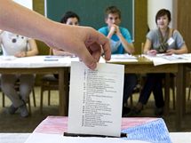 Studenti nkterch stednch kol si vyzkoueli volby naneisto. (26. dubna 2010)