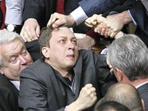 Ukrajint poslanci se porvali bhem schze parlamentu (27. dubna 2010)