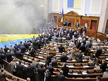 Ukrajint poslanci se porvali bhem schze parlamentu (27. dubna 2010)