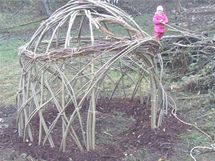 Iglů pro děti, postavené ze živých vrbových proutků.