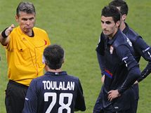 Italsk sud Rosetti ukazuje Jeremy Toulalanovi z Lyonu, e mus opustit hit. Toulalan v semifinle Ligy mistr na Bayernu dostal ervenou kartu.