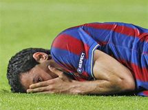 NA TRVNKU. Sergio Busquets le na zemi.