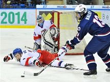 Američan Chase Balisy se ve čtvrtfinálovém duelu MS hokejistů do 18 let pokouší vyzrát na českou obranu. 