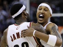 LeBron James (vlevo) a spn stelec Jamario Moon slav trojku Clevelandu Cavaliers