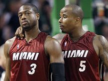 Dwyane Wade (vlevo) z Miami Heat je utovn spoluhrem Quentinem Richardsonem po prohe v Bostonu