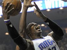 Dwight Howard z Orlanda Magic zakonuje na ko Charlotte Bobcats.