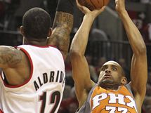 LaMarcus Aldridge (vlevo) z Portlandu Trail Blazers zkou blokovat Granta Hilla z Phoenixu Suns