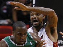 Kendrick Perkins (vlevo) z Bostonu Celtics to na ko Miami Heat pes Udonise Haslema.