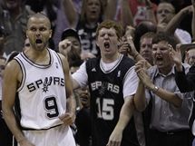 Tony Parker ze San Antonia Spurs slav spolu s fanouky vhru nad Dallasem Mavericks