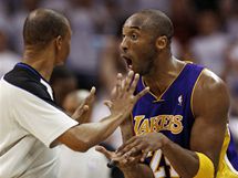 Kobe Bryant z LA Lakers se div rozhodnut sudho Seana Corbina