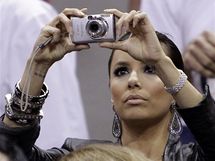 Eva Longoria, hereka a manelka Tonyho Parkera, pihl duelu San Antonio Spurs - Dallas Mavericks