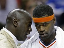 Michael Jordan (vlevo) coby majitel Charlotte Bobcats udl pokyny Stephenu Jacksonovi