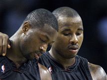 Dwyane Wade (vlevo) a Quentin Richardson z Miami Heat zklaman po vyazen z play-off