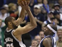 Tim Duncan (vlevo) ze San Antonia Spurs stl pes obranu Brendana Haywooda z Dallasu Mavericks