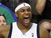 Brendan Haywood z Dallasu Mavericks slav ko jednoho ze svch spoluhr