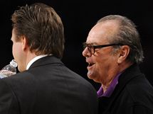 Jack Nicholson, herec a vniv fanouek LA Lakers, vede debatu s kouem Oklahomy City Thunder Scottem Brooksem