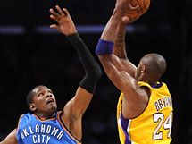 Kevin Durant (vlevo) z Oklahoma City Thunder se pokou zblokovat Kobeho Bryanta z LA Lakers