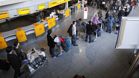 Cestující na letiti ve Frankfurtu nad Mohanem (20. dubna 2010)