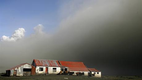 Islandská sopka Eyjafjallajökull zahalila své okolí sopeným popelem. (20....