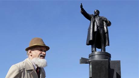 Leninova socha poniená výbuchem se po oprav vrátila do Petrohradu