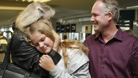Tináctiletou Fabienne Urferovou vítají rodie na letiti v San Franciscu. Ze kolního výletu se mla vráti ji ped týdnem. (22. dubna 2010)