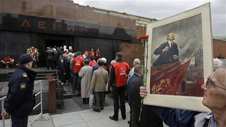Ruští komunisté čekají ve frontě před Leninovým mauzoleem. (22. dubna 2010)