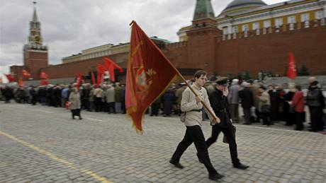 Rutí komunisté ekají ve front ped Leninovým mauzoleem na Rudém námstí v Moskv (22. dubna 2010)