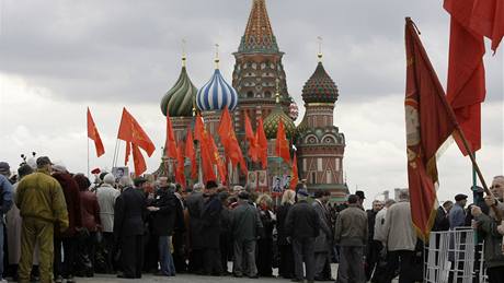 Ruští komunisté slaví 140. narozeniny V. I. Lenina na Rudém náměstí v Moskvě....