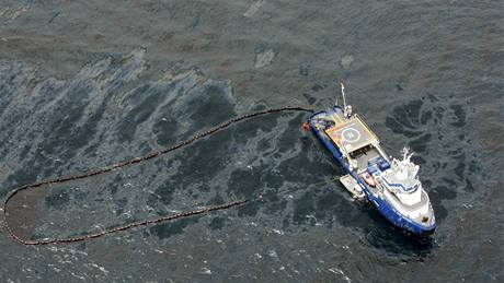 Američtí záchranáři likvidují ropnou skvrnu po explozi ropné plošiny Deepwater Horizon (26. dubna 2010)