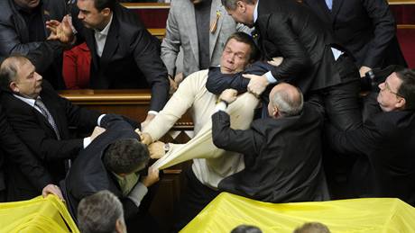 Ukrajintí poslanci se porvali bhem schze parlamentu (27. dubna 2010)