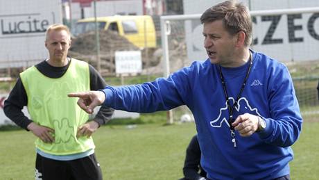 Miroslav Soukup udílí pokyny. Bedliv� naslouchají fotbalisté Slovácka 