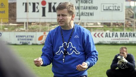 Miroslav Soukup udílí pokyny fotbalist�m Slovácka
