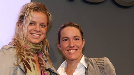 PJDOU DO TOHO. Kim Clijstersová (vlevo) a Justine Heninová sehrají v ervenci  tenisovou exhibici ped rekordní návtvou