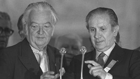Juan Antonio Samaranch po svém zvolení prezidentem MOV 16.7.1980. Vlevo jeho předchůdce Lord Killanin