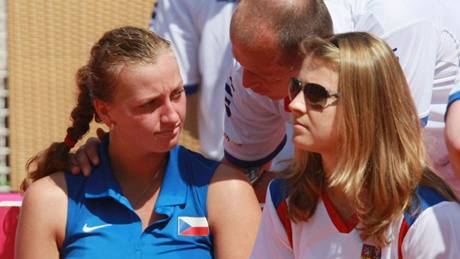 Kapitán Petr Pála promlouvá k Pee Kvitové bhem semifinále Fed Cupu v Itálii. Vpravo Lucie afáová