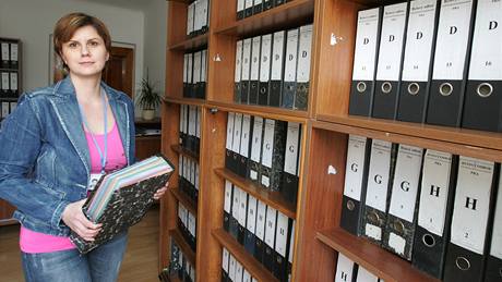 Úednice na bytovém odboru radnice Brno-sted Martina Rousková u abecedn seazených anon s neplatii