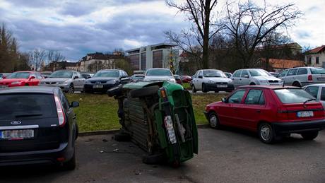 Fotografie z brněnského parkoviště ve Veveří ulici. Zelené auto tam stojí odložené již nejméně čtyři roky