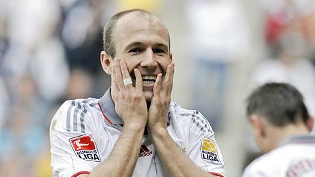 Hv�zda Bayernu Mnichov Arjen Robben se dr�í za hlavu. Jeho tým nedokázal porazit Mönchengladbach a ztratil d�le�ité dva body v boji o titul.