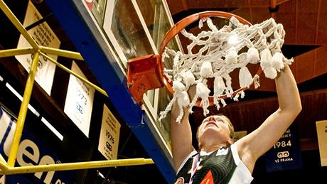 Zuzana �irková z Frisca Brno po zisku titulu podle tradice st�íhá sí�ku na ko�i soupe�ek.