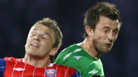 Jablonecký Ji�í Krej�í (vpravo) v hlavi�kovém souboji s Jurajem Kri�kem, obráncem Brna