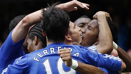 Fotbalisté Chelsea se radují z gólu