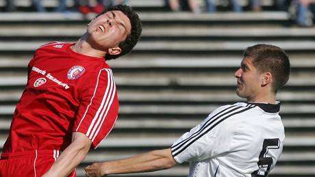 Tinecký Radek Szmek (vlevo) hlavikuje ped Radkem Hochmeisterem z Hradce Králové