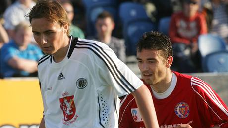 Pavel Dvoák z Hradce Králové (vlevo) si hlídá mí v zápase s Tincem